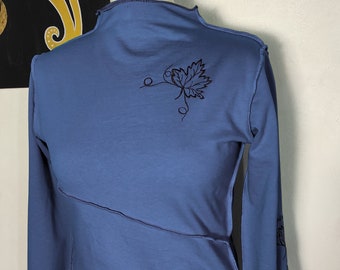 Sweat bleu jeans  sur-mesure   brodé feuilles de vigne sweat lutin elfique