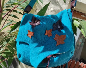 Sac besace à bandoulière en laine foulé bleu avec feuillage en cuir sac elfique lutin druide Sanlivine