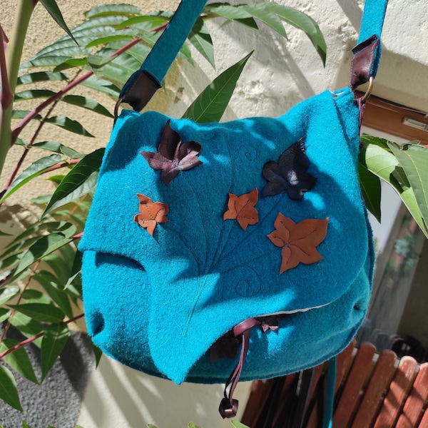 Sac besace à bandoulière en laine foulé bleu avec feuillage en cuir sac elfique lutin druide Sanlivine