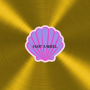 Peut inclure: Un coquillage rose et violet avec le texte "I GOT A SHELL" sur un fond doré.