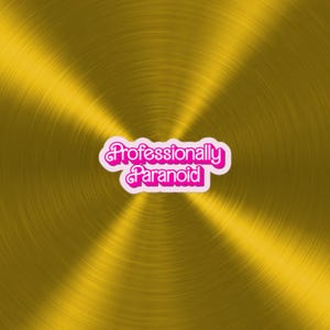 Könnte beinhalten: Ein goldfarbener metallischer Hintergrund mit einem rosa Aufkleber, auf dem "Professionell Paranoid" steht.