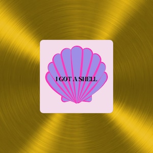 Op de afbeelding: Een roze en paarse schelp met de tekst "I got a shell" op een roze achtergrond.