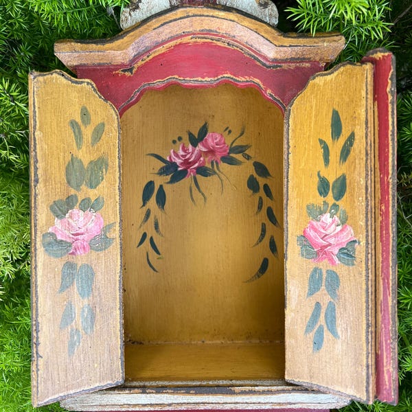 Handgefertigtes Vintage Holz Oratorium: Rustikaler katholischer Altar Schrein für die Statue des Heiligen