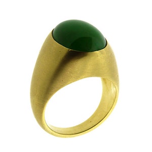 18K yellow gold ring with oval jadeite