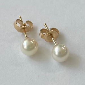 Brincos de pérolas em ouro amarelo 14K