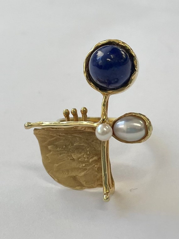 14K yellow gold sculptural ring with lapis and pea