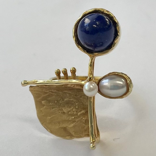 14K yellow gold sculptural ring with lapis and pearl