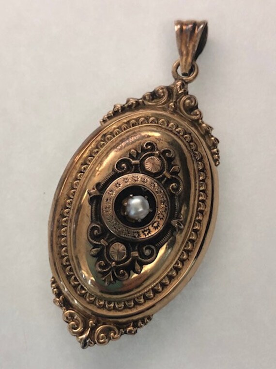 Victorian 9 ct gold locket with center pearl
