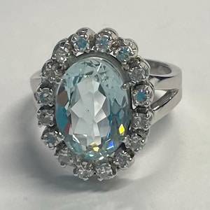 18K white gold cocktail ring with oval aquamarine and diamonds