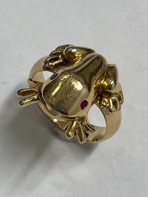 18K yellow gold frog ring with ruby eyes