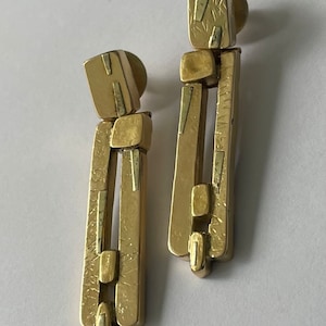 18K and 22K gold drop earrings by Rena Koopman