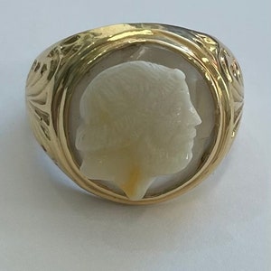 Carved banded agate cameo set in 18K yellow gold ring