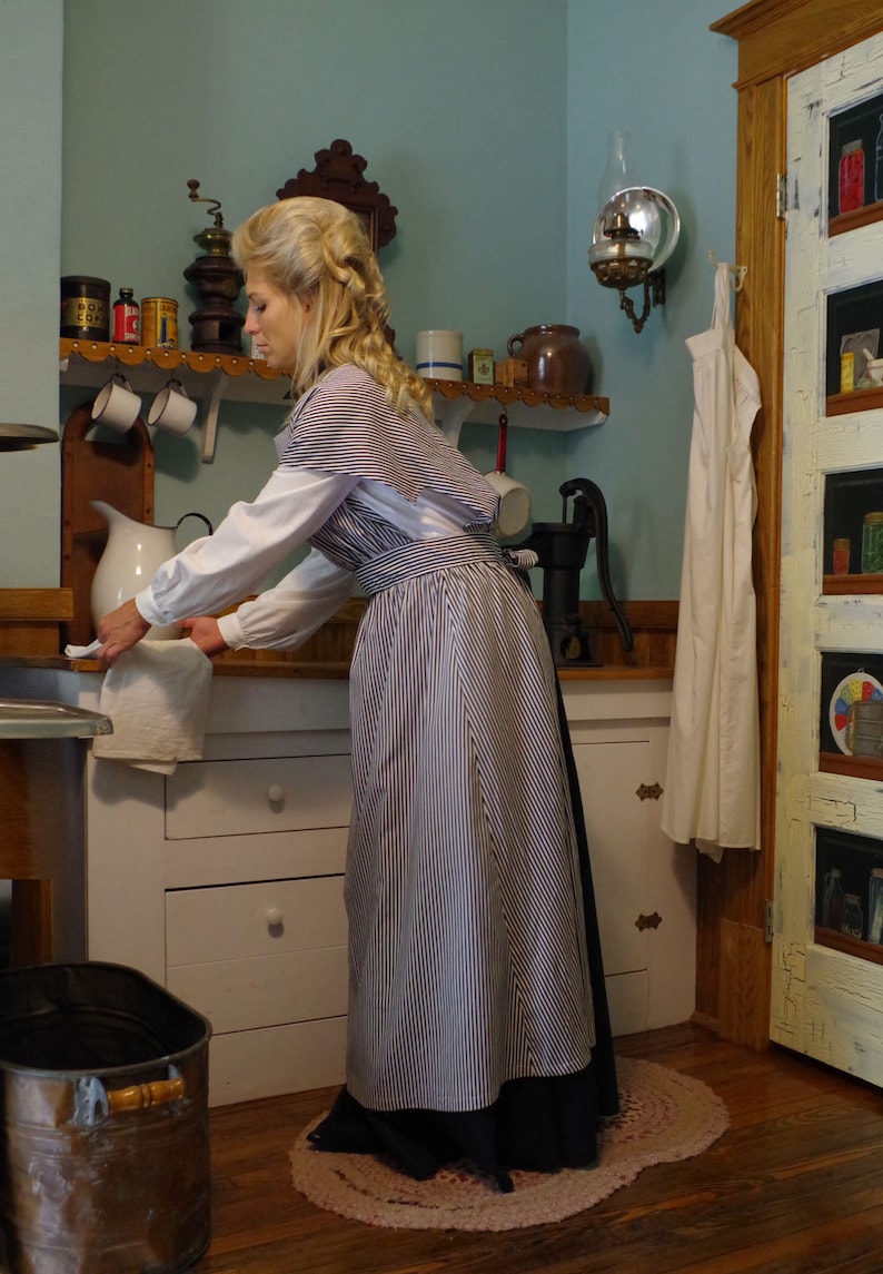 Vintage Aprons, Retro Aprons, Old Fashioned Aprons & Patterns Edwardian Work Apron $89.96 AT vintagedancer.com