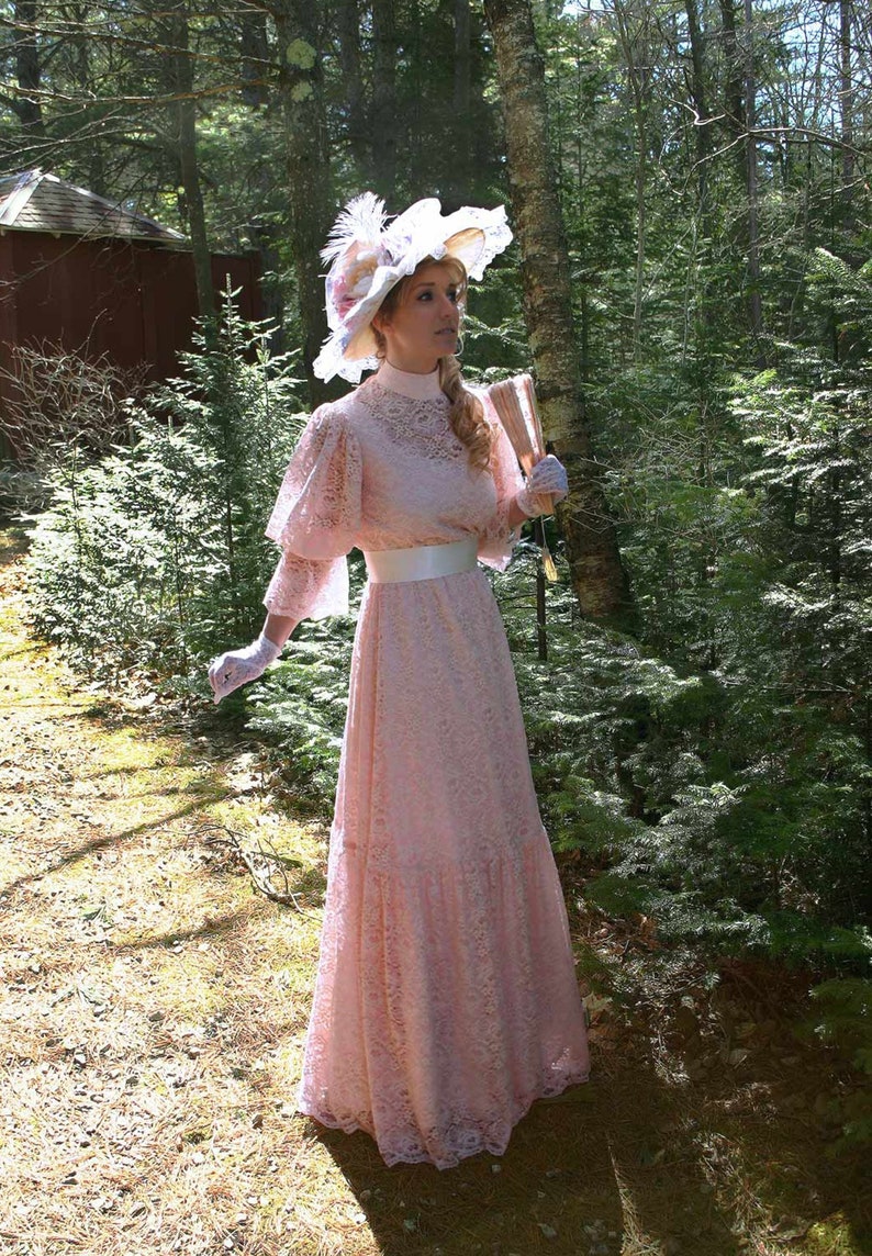 old fashioned dresses 1900