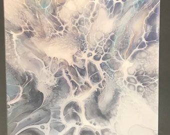 Arte de violetas azules en flor, pintura acrílica fluida sobre lienzo de 8x8 pulgadas.