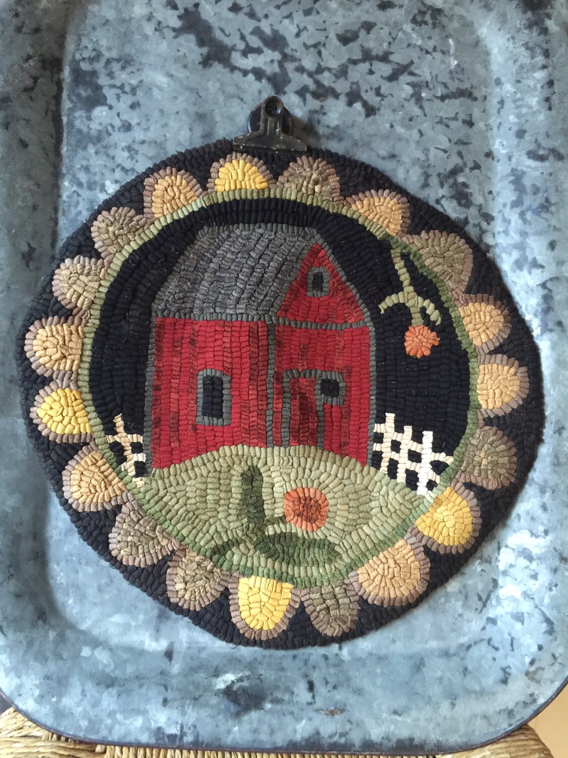 Red Barn Rug Hooking PDF Pattern.