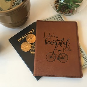 Porte-passeport personnalisé | Gravure de La belle vie (ou entièrement personnalisable), étui pour passeport, étui pour passeport, portefeuille pour passeport