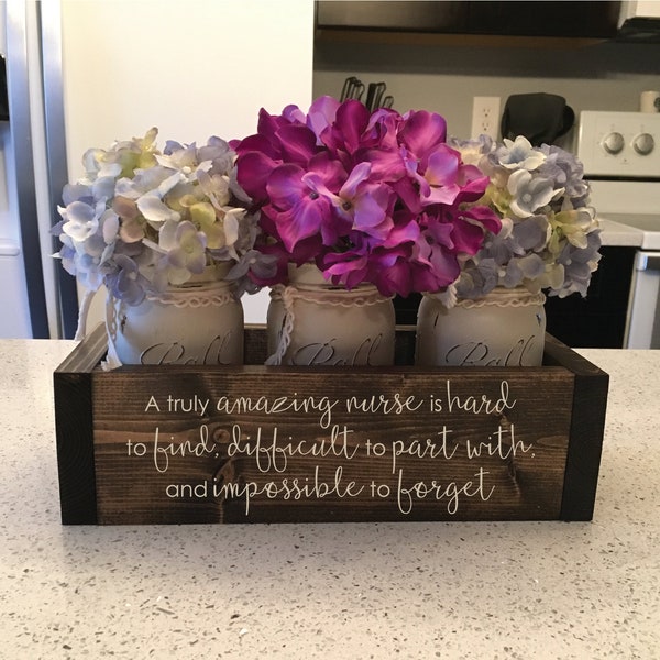 Jardinera rústica grabada con tarros de cristal: regalo para enfermeras