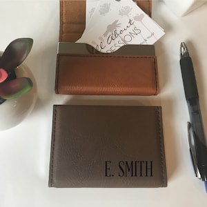 Tarjetero para hombre / Regalo personalizado para jefe / Estuche para tarjetas de presentación / Tarjetero de piel sintética / Regalo de graduación universitaria para hombre