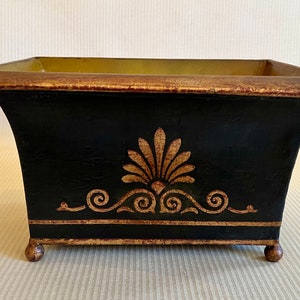 Tole Palmette Negro Y Dorado Planter-Con Palma Y Decoraciones De Pergamino-Para Arreglos Florales