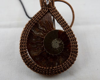 Pendentif en laiton antique enveloppé de fil d'ammonite double et de topaze blanche 1