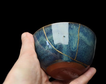 Chawan bleu en forme de sugi-nari réparé avec de l'or pur kintsugi alimentaire et unique