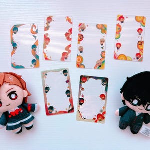 Puede incluir: Un conjunto de diez tarjetas en blanco con bordes coloridos que presentan personajes de dibujos animados. Las tarjetas son perfectas para llevar un diario, tomar notas o crear tus propias tarjetas personalizadas. Tambi&eacute;n se incluyen dos peluches, uno marr&oacute;n y uno negro.