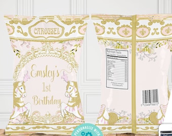 Könnte beinhalten: Eine druckbare Chipstütenvorlage mit einem rosafarbenen und goldenen Karusselldesign mit einem weißen Pferd und dem Text "Emsley's 1st Birthday". Die Vorlage ist 28 cm x 21,5 cm groß und kann mit einem Telefon, Tablet oder Computer bearbeitet werden.