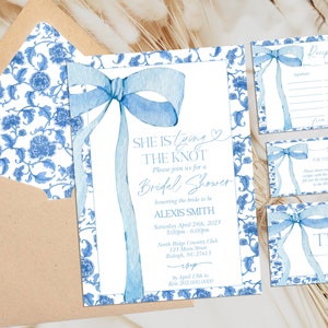 Convite com laço azul EDITÁVEL para pacote de convites para chá de panela, ela está amarrando o nó Dusy Blue Watercolor Ribbon Dusty Blue para chá de panela PB7
