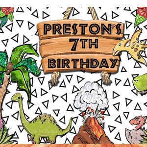 Peut inclure: Une toile de fond blanche avec un motif de triangles noirs et blancs. Une pancarte en bois avec le texte "Preston's 7th Birthday" est suspendue à une corde. Il y a des dinosaures de dessin animé, un volcan et des palmiers sur la toile de fond.