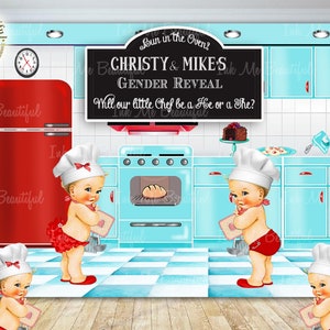 Op de afbeelding: Een gender reveal party achtergrond met een blauwe en witte keuken met een rode koelkast, een fornuis en kasten. De achtergrond heeft ook een krijtbord met de tekst "Christy & Mike's Gender Reveal. Will our little chef be a he or a she?" en vier babyfiguren gekleed als koks.