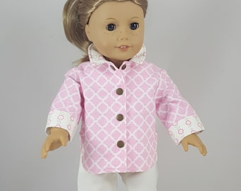 Chemise rose flanelle et pantalon ivory Slim Leg conçus pour s’adapter aux poupées de 18 pouces