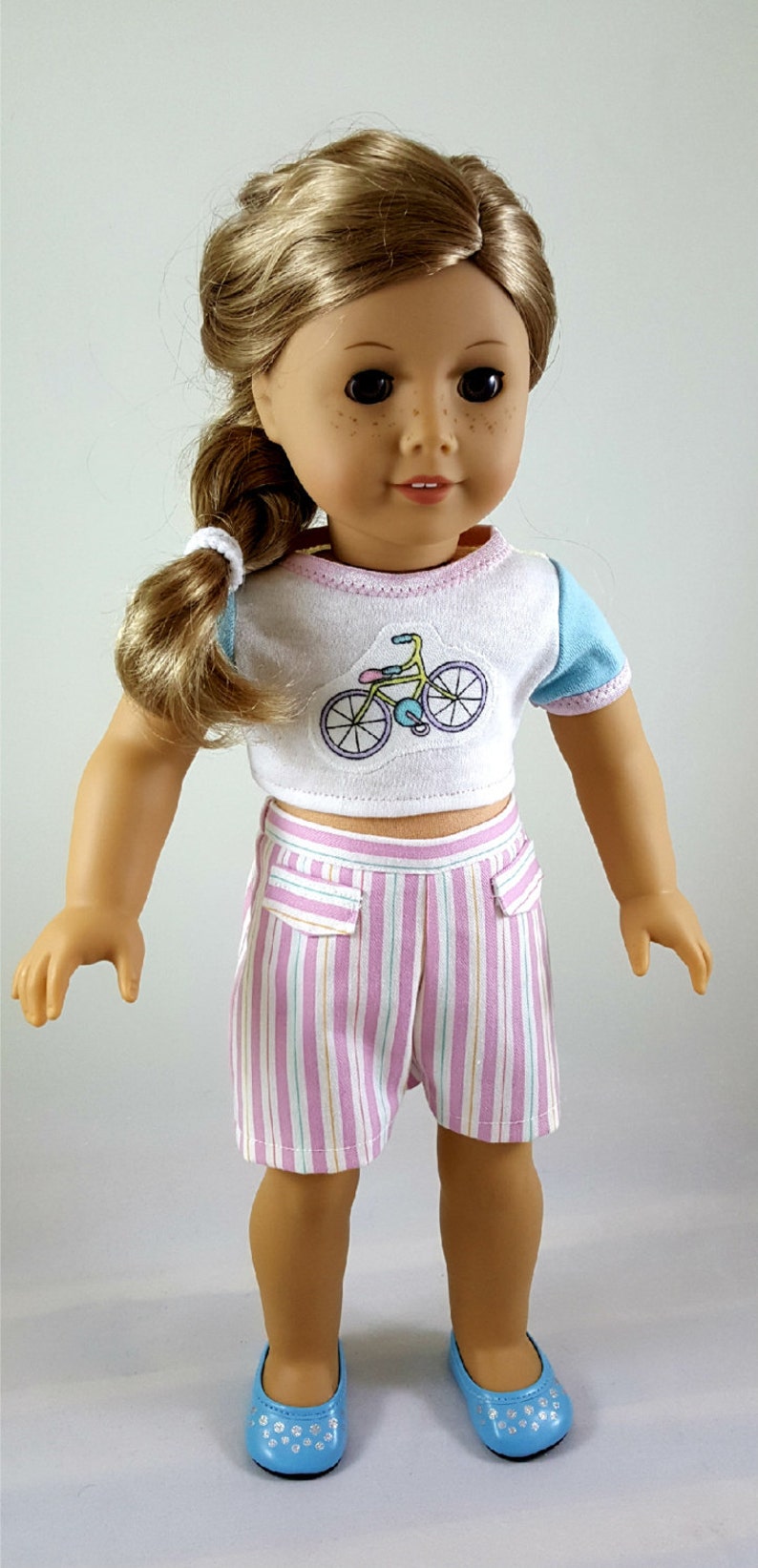 Top croppeded de vélo et short rayé conçus pour sadapter aux poupées de 18 pouces Crop Top & Shorts