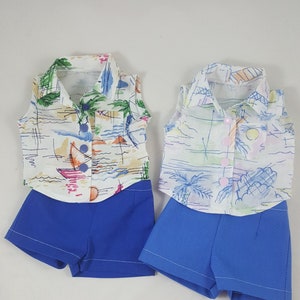 Peut inclure: Deux chemises sans manches &agrave; fond blanc et imprim&eacute; tropical color&eacute; associ&eacute;es &agrave; un short bleu.