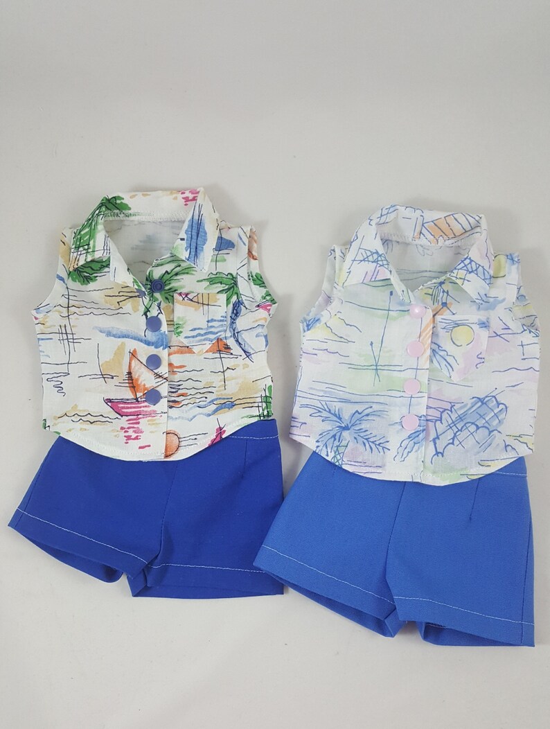 Peut inclure: Deux chemises sans manches &agrave; fond blanc et imprim&eacute; tropical color&eacute; associ&eacute;es &agrave; un short bleu.