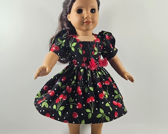 Robe noire et rouge à imprimé cerises conçue pour s'adapter aux poupées de 18 pouces