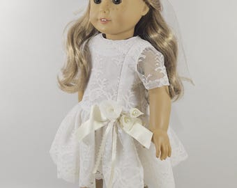 Robe et coiffe en dentelle vintage ivoire taille basse conçus pour s'adapter aux poupées de 18 pouces