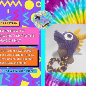 Op de afbeelding: Een paarse en gele gehaakte muts in de vorm van een drakenkop met grote ogen en stekels, weergegeven op een etalagepophoofd. De afbeelding bevat de tekst: PDF PATTERN, LEARN HOW TO CROCHET: SPYRO THE DRAGON HAT, NOT A FINISHED PIECE.
