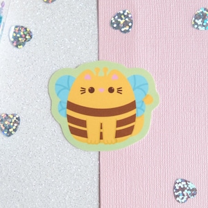 Bubble Bee - Autocollant Chat Abeille avec ailes bleues pour décorer votre ordinateur portable ou notebook  - Whiskered Wonders Collection