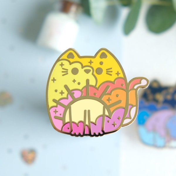 Sunrise Pins Chat Levé de soleil avec avec dégradé de jaune en émail dur pour décorer un blouson ou totebag - Whiskered Wonders Collection