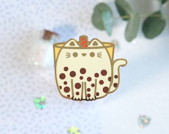 Broche de chá de bolhas Boba the Cat com pérolas de tapioca de esmalte duro para decorar uma jaqueta ou bolsa - Whiskered Wonders