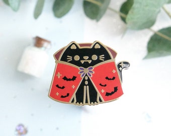 Broche de esmalte rígido Dracucat, o gato Drácula, para decorar uma jaqueta ou bolsa de Halloween - Coleção Whiskered Wonders
