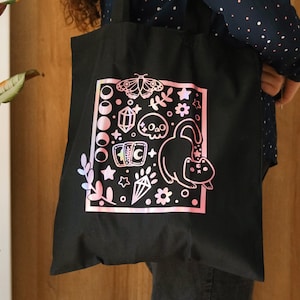 Totebag noir avec dessin holographique ésotérisme céleste et lunaire avec chat et carte de tarot