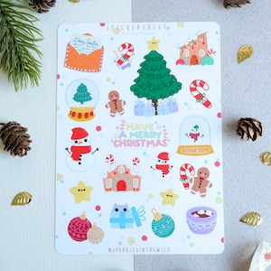 Feuille d'autocollant résistant à l'eau glossy de Noël avec des stickers cadeaux et sapins pour décorer les bullets journals