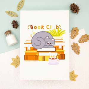 Illustration Book Club Carte A6 Chat gris mignon qui lit pour offrir ou décorer sa chambre