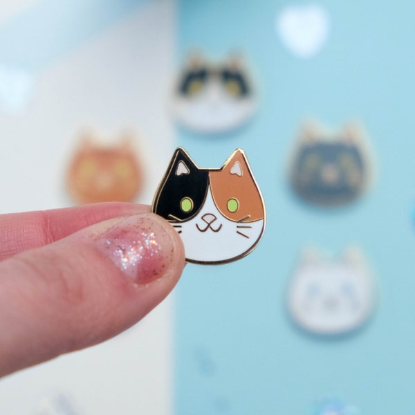 Pin broche émail dur tête de chat calico parfait pour décorer un blouson ou un totebag