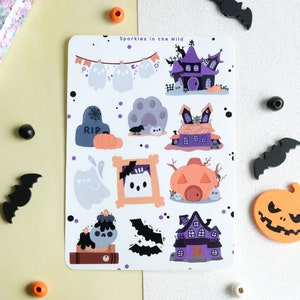 Feuille d'autocollant pour Halloween avec des maisons hantées et chats fantômes - parfait pour décorer bujo et agenda