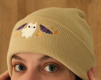 Bonnet beige brodé avec chat fantôme et chauve-souris violettes parfait pour l'Hiver