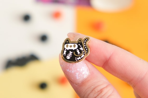 Mini Pin en émail dur pour Halloween Petit Chat noir squelette avec paillettes remplissage planche de pins