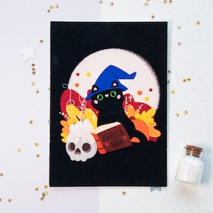 Biglietto A6 con illustrazione del gatto strega per offrire o decorare la tua stanza